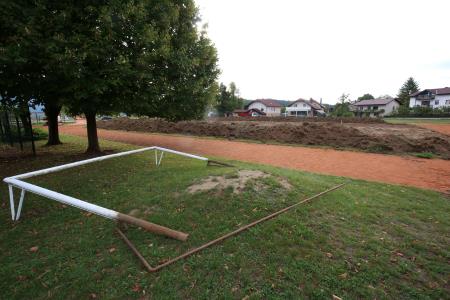 OBNOVA NOGOMETNEGA IGRIŠČA IN TEKAŠKE STEZE PRI OŠ CERKNICA 12 FOTO LJUBO VUKELIČ